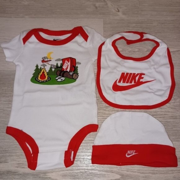 Nike Baby Bodysuit Bib Hat Newborn Gift Set - Picture 1 of 5
